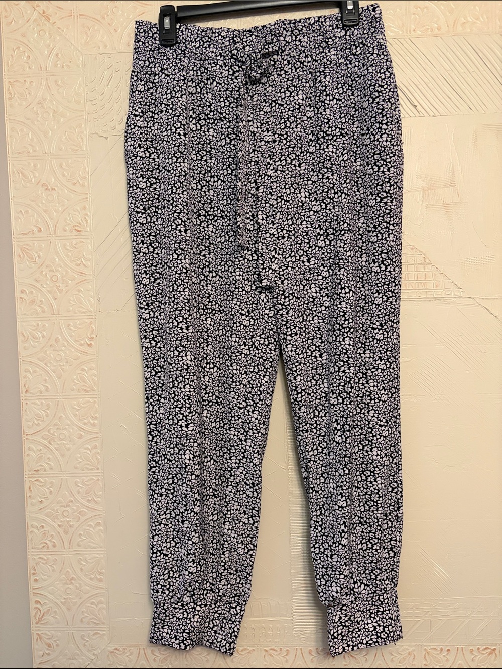 One by Chapter One Women's Black and White Printed Jogger Pants, size M